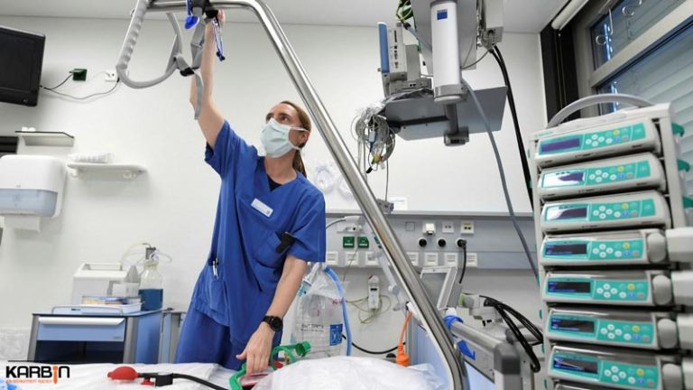 پرستار آلمانی در حال کار با تجهیزات بیمارستان
